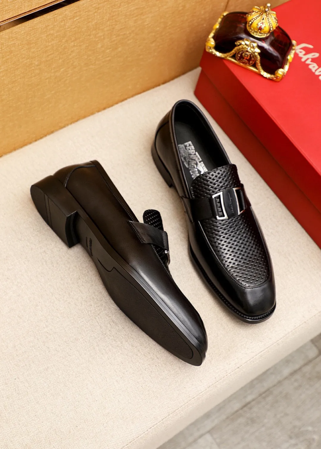 Men's shoes 💰460 💐 Product trademark: Ferragamo "Ferragamo" casual leather shoes Regular size: 38-44 (45.46🉑️customized) Product materials: Selected imported first-layer calfskin embossed upper + luxury hardware buckle, imported water-dyed cow leather lining. Strong three-dimensional visual effect, original rubber outsole Color: 1⃣️color optional
